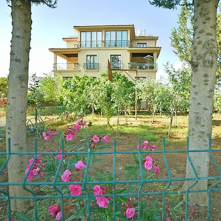 Comfy & Cosy 2 Bed Garden Flat * ניקוסיה