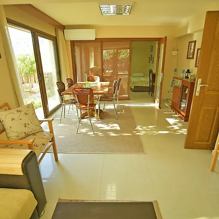 Comfy & Cosy 2 Bed Garden Flat * ניקוסיה