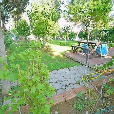 Comfy & Cosy 2 Bed Garden Flat * ניקוסיה