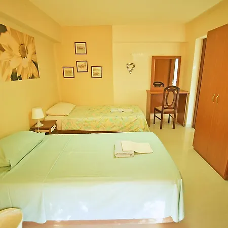 Comfy & Cosy 2 Bed Garden Flat דירה