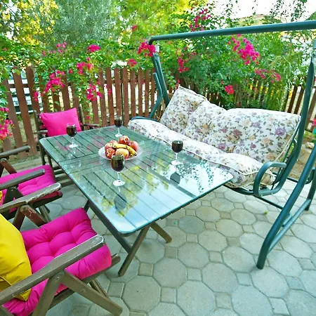 Comfy & Cosy 2 Bed Garden Flat *