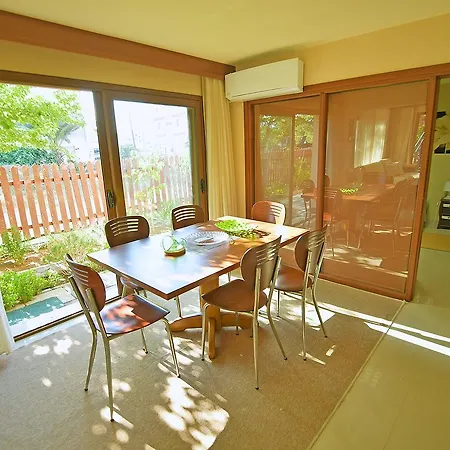 Comfy & Cosy 2 Bed Garden Flat Nikosia
