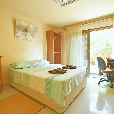Comfy & Cosy 2 Bed Garden Flat Apartment Nikosia