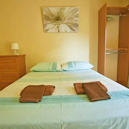 Comfy & Cosy 2 Bed Garden Flat Apartment