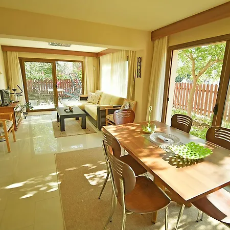 Comfy & Cosy 2 Bed Garden Flat Apartment *
