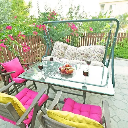 Comfy & Cosy 2 Bed Garden Flat Apartment *