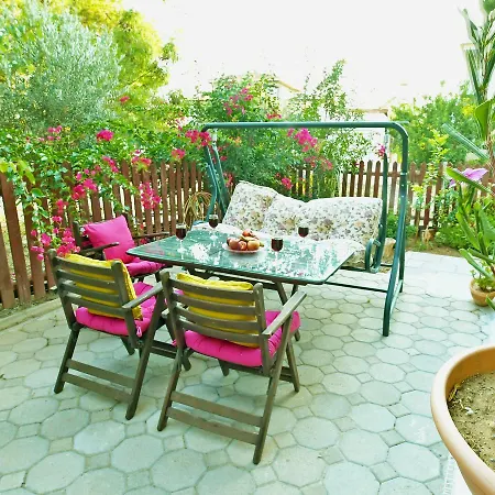 Comfy & Cosy 2 Bed Garden Flat Apartment Nicosia